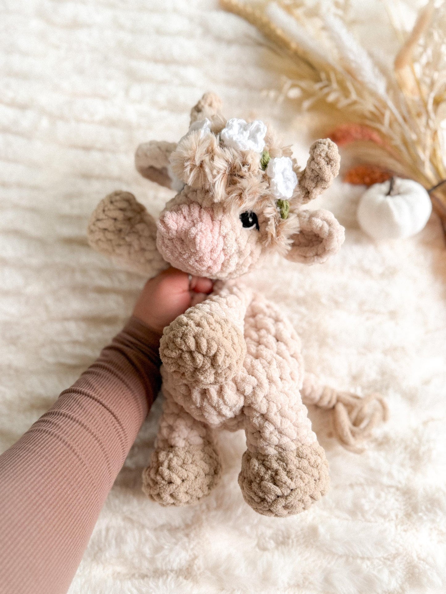 Cora Highland Cow Snuggler crochet pattern | NO SEW crochet pattern |