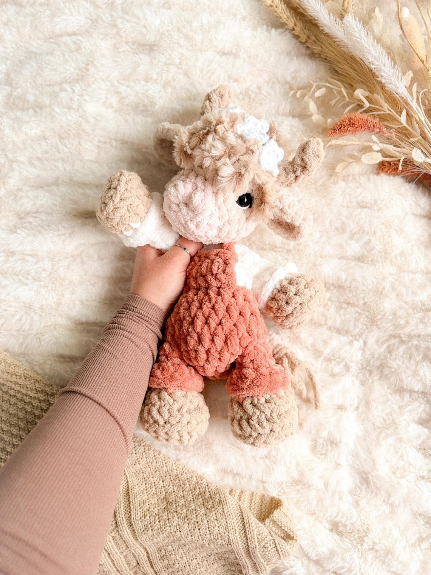 Cora Highland Cow Snuggler crochet pattern | NO SEW crochet pattern |