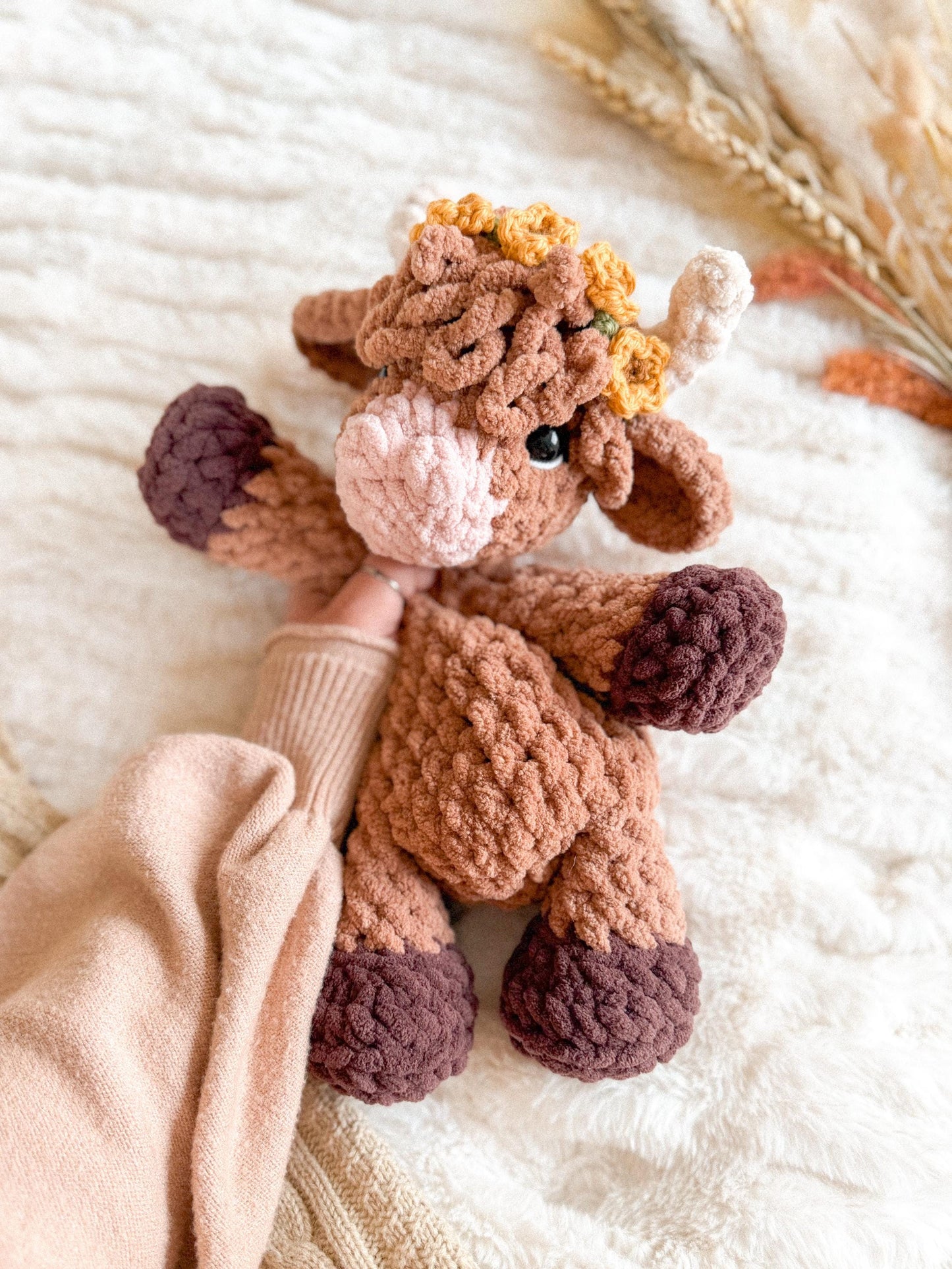 Cora Highland Cow Snuggler crochet pattern | NO SEW crochet pattern |