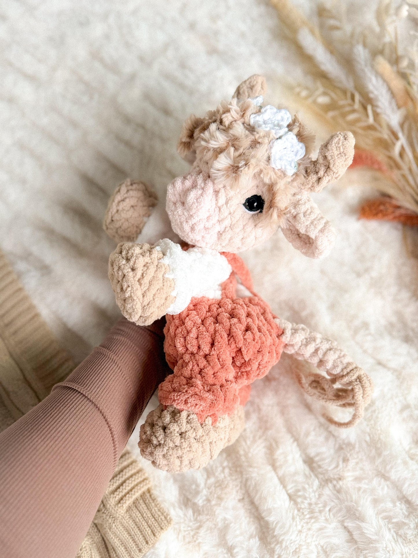 Cora Highland Cow Snuggler crochet pattern | NO SEW crochet pattern |