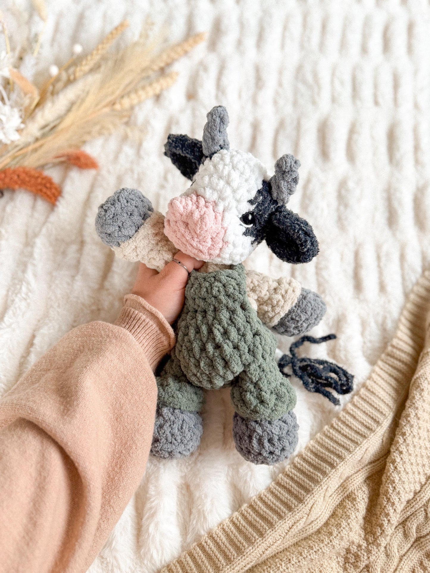Cyrus Cow Snuggler crochet pattern | NO SEW crochet pattern |