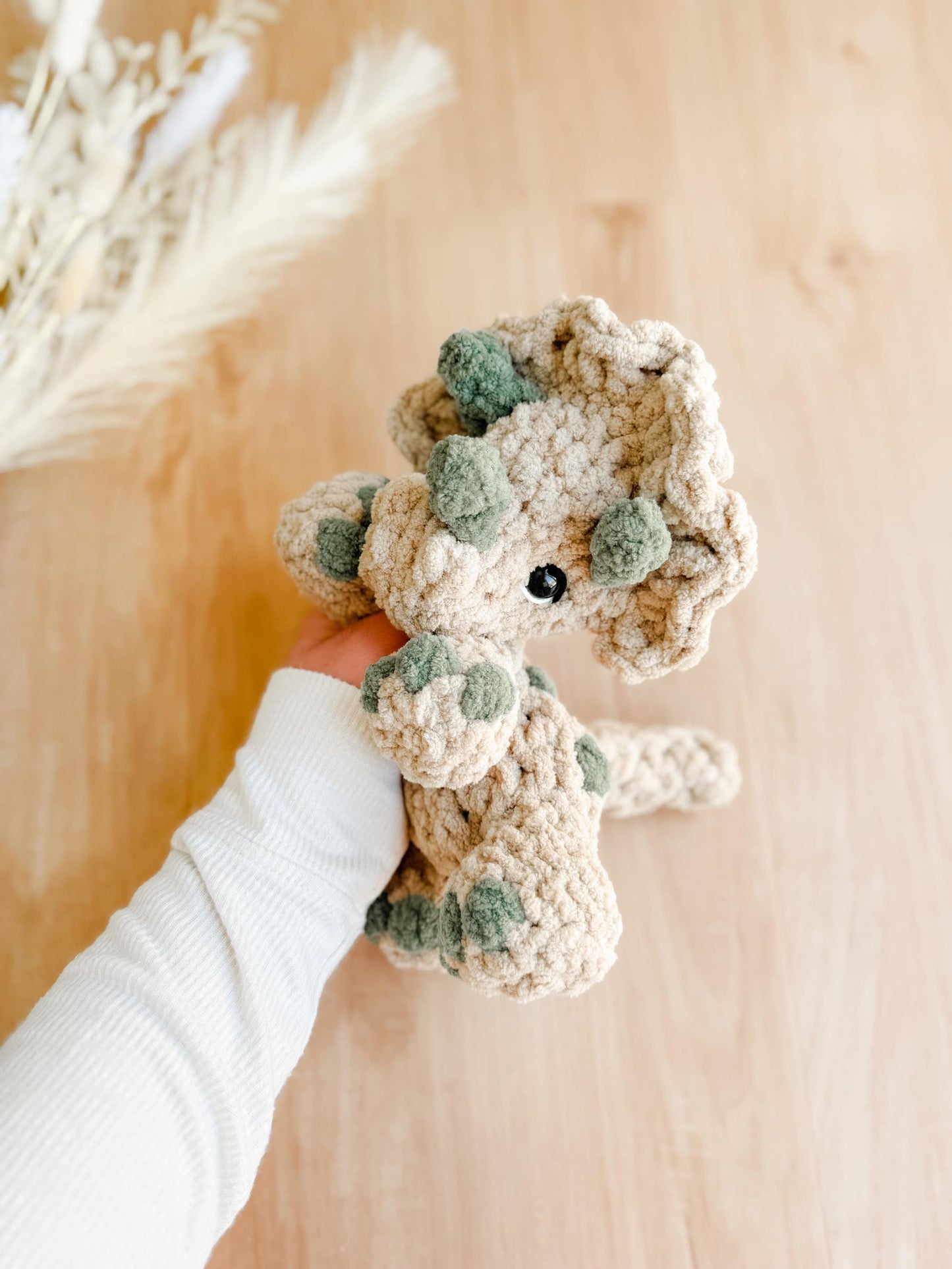 Tiny Triceratops crochet pattern | NO SEW crochet pattern |