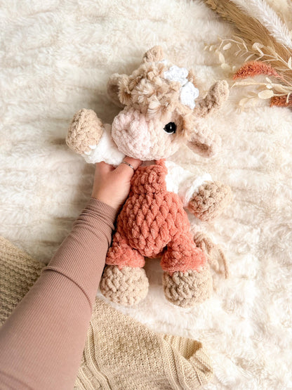 Cora Highland Cow Snuggler crochet pattern | NO SEW crochet pattern |